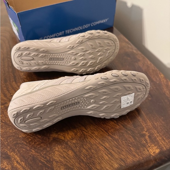 Skechers Hands Free Slip-ins Relaxed Fit Size 6 in Taupe - Picture 4 of 6